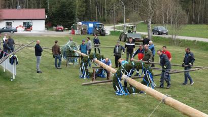 Bild: fjo
"Ran an die Lander und los geht's", lautete die Ansage an die Helfer in Pfrentsch, wo Seile zwar sicherten, aber das Hochhieven noch gänzlich mit Muskelkraft vonstatten ging.