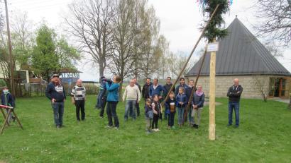 Bild: Stefanie Siller/exb
Stolz auf ihr Gemeinschaftswerk sind die Generationen am Maibaum in Hatzenreuth.