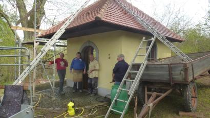Bild: mad
Johann Fleischmann, Karl Csibi, Josef Binninger, Josef Leonhardt (von links) renovieren die Laurentius-Kapelle.