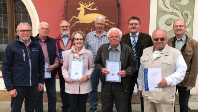 Bild: rha
Der VdK-Ortsverband Vilseck zeichnet langjährige Mitglieder für ihre Treue aus (von links): Vorsitzender Ernst Andraschko, Manfred Lang, Georg Pickelmann, Hannelore Zeitler, Georg Pröls (alle für 20 Jahre); Heinrich Reger (50 Jahre), Bürgermeister Hans-Martin Schertl, Reinhard Meier (20 Jahre) und stellvertretender Kreisvorsitzender Johann Ludwig.