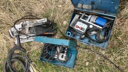 Bild: Polizeiinspektion Auerbach/exb
Stücke aus dem Werkzeugfund, den ein Forstwirt bei der Arbeit im Wald im Bereich der Marktgemeinde Königstein gemacht hat.