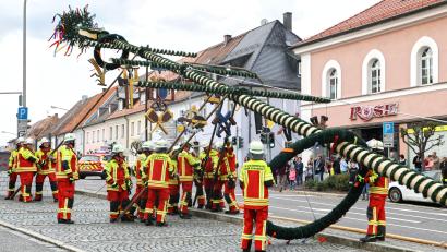 Bild: njn
Muskelkraft war bei den Aktiven der Feuerwehr bei der Aufstellung gefragt. Aus Sicherheitsgründen wurde der alte, gut vier Jahre alte Stamm nicht mehr wiederverwendet. Heuer hat er eine Höhe von knapp 23 Metern.