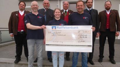 Bild: bk
Markus Dreyer, Sarah Schönl und Markus Kummer freuen sich über die 400-Euro-Spende der Hubertus-Schützen.