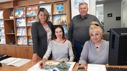 Bild: pz
Nach der Schließung der Stowasser-Filialen arbeiten die früher dort tätigen Mitarbeiterinnen (sitzend, von links) Jacquelina Bures (Waldsassen) und Heike Huster (Mitterteich) im Büro in Arzberg. Marion Stowasser-Fürbringer und Jürgen Stowasser sprechen von einer strategischen Entscheidung im Zusammenhang mit dem Personalmangel in der Branche.