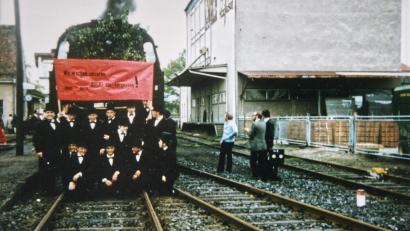 Bild: Archiv Jochen Neumann
Die letzte Personenzugfahrt am 27. Mai 1972 einte die Erbendorfer Bevölkerung. Auf einem roten Transparent stand: "Wir werden unseren Bockl nie vergessen." Das Original ist heute noch im Heimat- und Bergbaumuseum zu sehen.