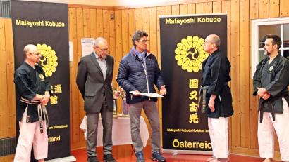 Bild: jma
Lehrgangsleiter Franko Sanguinetti (Zweiter von rechts) übergibt im Beisein von (von links) Christian Brüchner vom Karate Dojo Eschenbach und zweitem Bürgermeister Karl Lorenz eine 3200-Euro-Spende für die Flüchtlinge aus der Ukraine an Fritz Betzl, den Leiter des Asylkreises.