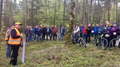 Bild: gri
Im Wald auf dem Friedrichsberg erläutern Wilhelm Koch und Rudi Preitschaft, was sie über das geplante Vorhaben der Firma Godelmann wissen.