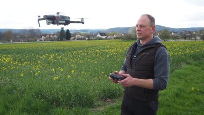 Bild: bl
Richard Bauer gehört zu den sechs Piloten, die für die Kreisgruppe der Jäger heuer bei der Rehkitz-Rettung aktiv werden. Hier testet er gerade eine der beiden Drohnen, die eigens für diesen Zweck angeschafft wurden.