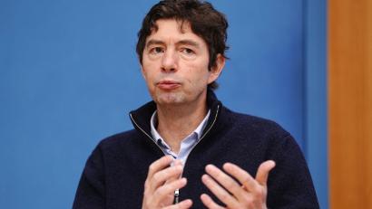 Bild: Kay Nietfeld/dpa
„Ich erwarte schon, dass BA.4/5 auch zahlenmäßig zunehmen werden, aber innerhalb von einer Gesamtzahl, die sehr niedrig ist“: Christian Drosten.