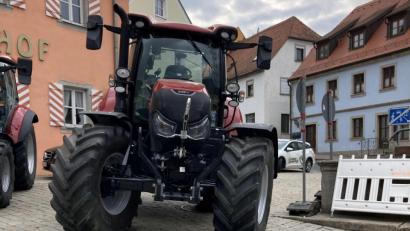 Bild: exb / PI NEW
Von diesem auf dem Flosser Marktplatz ausgestellten Traktor stürzte am Wochenende ein elfjähriger Junge und verletzte sich an der Hand.