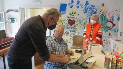 Bild: jzk
Herbert Kusche (stehend) und Henryk Gretsch bemühten sich nach Kräften, die defekte Schreibmaschine zu reparieren.