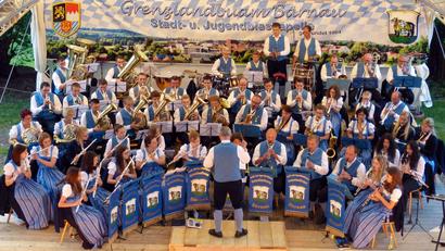 Archivbild: Barbara Völkl/exb
Am 11.Juni 2022 lädt die Stadt- und Jugendblaskapelle „Grenzlandbuam“ (Bild) zum Sommerkonzert auf der Freilichttribüne ein. Bereits am Sonntag, 8. Mai, ab 14 Uhr gestalten die Musikerinnen und Musiker zusammen mit dem Jugendblasorchester der Kunstgrundschule Tachov einen Bayerisch-Tschechischen Musiknachmittag im Geschichtspark.