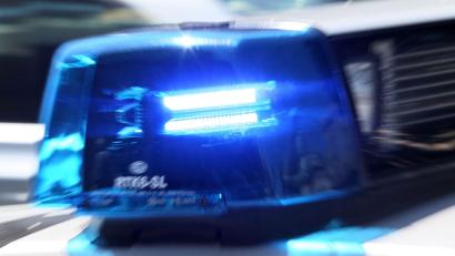 Symbolbild: Stephan Jansen/dpa
Schwer verletzt wurde ein 55-Jähriger bei einem schweren Arbeitsunfall in einem Sägewerk bei Guteneck.
