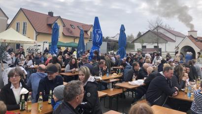 Bild: brü
Groß ist die Schar der Besuche beim Backofenfest des Heimat- und Kulturvereins Köfering.