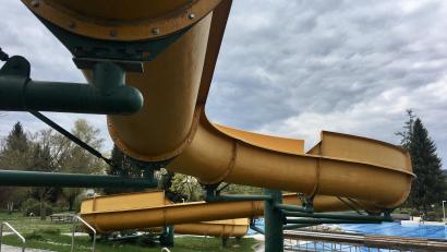 Bild: upl
Die Rutsche ist eine der Hauptattraktionen im Perschener Bad. In den nächsten Jahren soll sie erneuert werden.