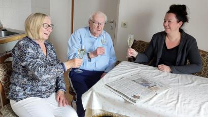 Bild: lst/exb
Die stellvertretenden Vorsitzenden der Flosser CSU, Rita Rosner (links) und Nadine Gralla-Sommer (rechts), gratulierten Ehrenmitglied Hans Landgraf (Mitte) nachträglich zum 85. Geburtstag.