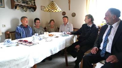 Bild: fvo
Christl Bock (Zweite von links) erreichten zu ihrem 80. Geburtstag viele Glückwünsche. Auch von Maria Sperl (Dritte von links), Gerald Bock (Vierter von links), Pfarrer Norbert Götz (Zweiter von rechts) und Bürgermeister Josef Beimler (ganz rechts).