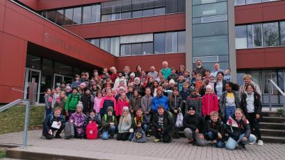 Bild: Stiftland-Gymnasium/exb
Die Schülerinnen und Schüler aus den Grundschulen Wiesau, Falkenberg, Friedenfels und Bärnau vor dem Haupteingang des Gymnasiums. 
Mit auf dem Bild: Schulleiter Albert Bauer (SGT), Rektorin Inge Dick (GS Wiesau) und alle betreuenden Lehrkräfte.