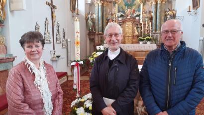 Bild: Pfarrgemeinderat Schwarzenbach/exb
265 Euro übergab der Pfarrgemeinderat an Pater Klaus Kniffki (von links): Monika Wild, Pater Kniffki und Willibald Schicker.