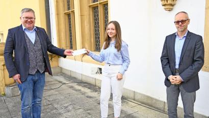 Bild: Susanne Schwab, Stadt Amberg/exb
Im Beisein von Thomas Boss (rechts), Jugendamtsleiter und stellvertretender Sozialreferent, überreicht Annalena Moedel an Oberbürgermeister Michael Cerny die Spendensumme von 1000 Euro.