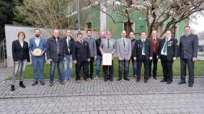 Bild: gi
Bei der Gaugeneralversammlung in Moosbach wurden zahlreiche treue Schützen durch den Landesvorsitzenden des BSSB Christian Kühn (rechts) geehrt.