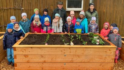 Bild: mez
Der Ehrenvorsitzende des Obst- und Gartenbauvereins, Willi König (hinten, Mitte) hat für die Flötztaler Naturentdecker vier Hochbeete gezimmert.