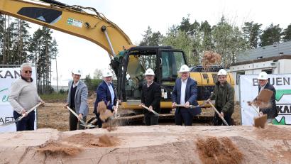 Bild: Wolfgang Steinbacher
Für den Spatenstich greifen Investor, Baufirma, Oberbürgermeister und Architekt gerne zum Handwerkszeug. Von links: Architekt Heinrich Benker, Herding-CTO-Geschäftsführer Fabian Schünke, Herding-COO-Geschäftsführer Wolfgang Raabe, Urs Herding, Oberbürgermeister Michael Cerny, Andreas Stich und Mickan-Geschäftsführer Günther Hofbeck.