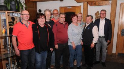 Bild: ige
Der neue Vorstand des Vereins für Vogelschutz und -liebhaber mit Vorsitzendem Karlheinz Späth (links) und Bürgermeister Michael Göth (rechts).