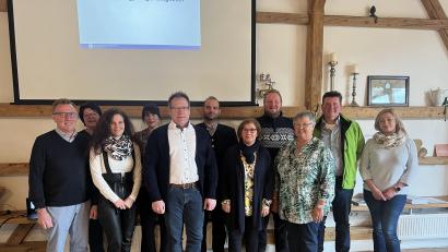 Bild: Andrea Kramer/DEHOGA Bayern/exb
Zur Führungsriege des Hotel- und Gaststättenverbands im Landkreis Tirschenreuth gehören (von links) Wolfgang Sperber, Edda Pöllath, Yvonne Rosner, Andrea Kramer, Johann Lemberger, Josef Kormann, Kreisvorsitzende Gabriele Hofmann, Thomas Urbanek, Gerlinde Lang, Alois Obst und Laura Ströll
