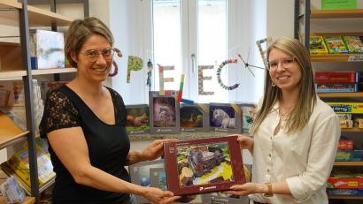 Bild: adj
Nina Lenfers (rechts) und Doris Neumann (links) zeigen eines der neuen Puzzles in der Parksteiner Bücherei.