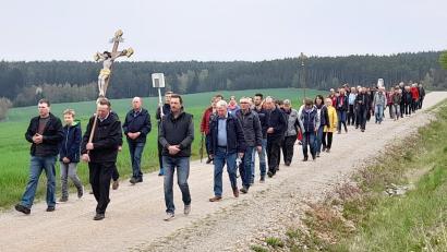 Bild: Markus Kurz/exb 
Die Wallfahrer aus Altendorf (im Hintergrund) werden von den Ober- und Mitterauerbachern abgeholt und zur Kirche begleitet.