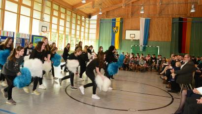 Bild: bey
Bei der Willkommensfeier für Gerhard Steiner (ganz rechts, sitzend) war einiges geboten: Die Mädchen der 5. bis 9. Klassen zeigten einen Tanz zu "Hello" von Adele.