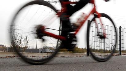 Bild: Roland Weihrauch/dpa
Hinauf aufs Rad. Der Arber-Radmarathon steigt am 31. Juli 2022.