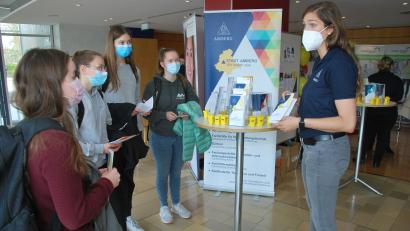 Bild: gsp
Julia Haupt von der Stadt Amberg (rechts) informiert über die Studien- und Ausbildungsmöglichkeiten bei der Stadt.