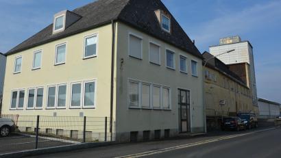 Bild: jr
Rückgebaut wird das ehemalige Raiffeisengebäude in der Martin-Zehendner-Straße, das bereits vor zehn Jahren von der Schott AG erworben worden war.