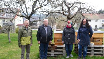 Bild: bey
Mit der Wahl von Max Müllhofer zum Vorsitzenden, Reinhold Janker zum Stellvertreter, Maria Herrmann zur Schriftführerin und Elisabeth Herrmann zur Kassiererin (von links) ist der Fortbestand des Imkervereines Pleystein gewährleistet.