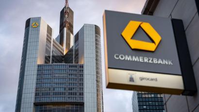 Symbolbild: Frank Rumpenhorst/dpa/Symbolbild
Das Logo der Commerzbank ist an einer Filiale angebracht.