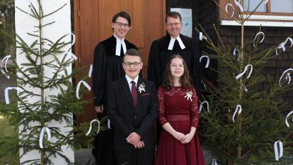 Bild: Evangelisches Pfarramt Neusorg/exb
Laura Hager und Elias Ernstberger feierten vergangenen Sonntag mit Pfarrer Andreas Kraft und Vikar Klaus Tillmann (hinten, von rechts) in Neusorg ihre Konfirmation.