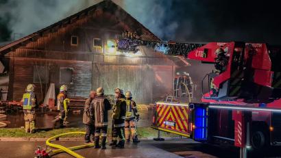 Archivbild: rw
Mehr als 150 Feuerwehrleute halfen im April 2021, den Vollbrand einer Zimmerei in Bad Neualbenreuth zu bekämpfen.