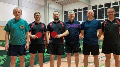 Bild: plo
Herbert Grau (Vierter von links) sicherte sich den Vereinstitel in der Tischtennisabteilung des TSV Erbendorf.