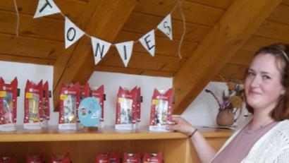 Bild: exb
Tonies sind das neue Angebot in der Pfarrbücherei Immenreuth. Stephanie Greger vom Bücherei-Team stellt die 30 Hörspielfiguren ins Regal.