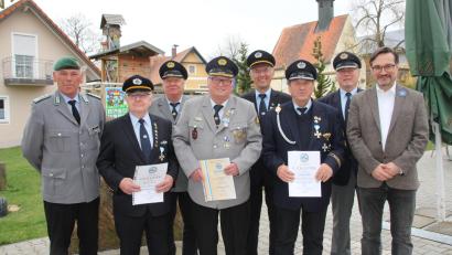 Bild: frd
Verdiente Mitglieder wurden mit BKV- Ehrenkreuzen und Jubiläumsmedaillen ausgezeichnet. Dazu gratulierten Oberst Klaus-Peter Berger (links), der stellvertretende Bezirksvorsitzende Josef Hauer (Zweiter von rechts) und Dario Vidojkovic von der Kriegsgräberfürsorge (rechts).