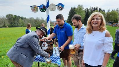 Bild: Gerhard Doerfler 
Bürgermeister Anton Peter zapft beim Viehberger Maifest das erste Bierfass an. Die Vorsitzende der Dorfgemeinschaft, Doris Schmidt (rechts), freut sich über den guten Besuch.