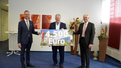 Bild: Kathrin Schmidt/exb
Mit 4500 Euro wird die elektronische Zeitmessung beim Landkreislauf möglich gemacht. Von links: Vorstandsvorsitzender Thomas Pickel, Landrat Richard Reisinger und Vorstandsmitglied Alexander Düssil