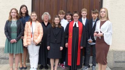 Bild: hme
Am 1. Mai gingen in Rothenstadt zehn junge Menschen zur Konfirmation. Religionspädagogin Gabi Mehlan (Vierte von links) und Pfarrerin Heidi Landgraf (Vierte von rechts) feierten mit ihnen den Gottesdienst.