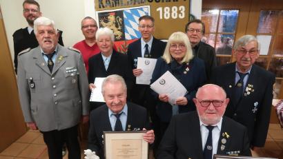 Bild: Kunz
Der neu gewählte Vorstand der Kameradschaft 1883 Rothenstadt mit den Geehrten.