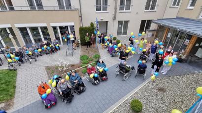Bild: gz
Bei der Maifeier bekundeten Senioren und Personal des Seniorenheims "Haus am Tillyplatz" in Eslarn mit gelben und blauen Luftballons ihre Solidarität zur Ukraine.