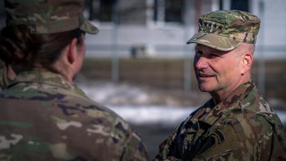 Bild: Maj. Robert Fellingham
General Christopher G. Cavoli (rechts) spricht bei einem Truppenbesuch in Lettland mit 1st Lt. Kelsey Krauss