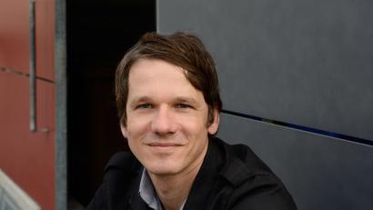 Bild: Isolde Ohlbaum/exb
Schriftsteller Fridolin Schley liest aus seinem Roman "Die Verteidigung".