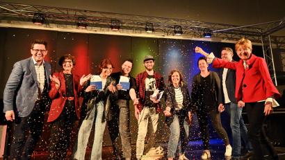Bild: Claudia Köppel
Beim zehnten "Poetry Slam" der FOS/BOS regnete es für die drei Sieger Konfetti.
